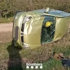 El vehicle accidentat ahir a la C-12 a Menàrguens. - BOMBERS DE LA GENERALITAT