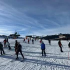 Els primers esquiadors que van poder gaudir ahir de la pràctica de l’esquí a l’estació de Baqueira. - M. CODINAS