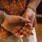 Una persona con las manos en la espalda.