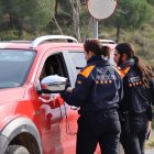 Protecció Civil informa un conductor a la carretera a Sant Just Desvern de les restriccions a Collserola.