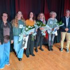 L'alcaldessa Dèlia Almenara i Àlvaro Boqué amb les guardonades i la poetessa Carme Romia.