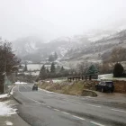L’accés a Salardú envoltat per muntanyes nevades. - ACN