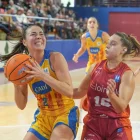 Shaylee Gonzales, la jugadora més destacada del Cadí i del partit, busca la cistella davant de Castedo. - ÀREA 11