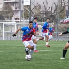 Un jugador del Fuliola condueix la bimba davant la pressió d’un defensa del Cervera. - LAIA PEDRÓS