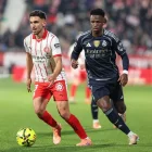 Vinícius persegueix el jugador del Girona Iván Martín. - EUROPA PRESS