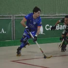 Martí Gabarró, autor del 4-4, condueix la bola perseguit per l’exllistat Jepi Selva. - HOQUEIGREEN