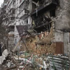 Un home mira un dels edificis destruïts per l’atac rus. - EFE