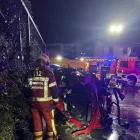 Un bomber observa el vehicle accidentat. - 112 CANTABRIA