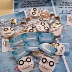 Vista del Torró d’Agramunt individual i les targetes per rascar. - AJUNTAMENT D’AGRAMUNT