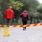 Dos persones passejant ahir per Collserola malgrat la prohibició d’entrada i les advertències. - ACN