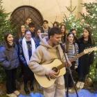 El cantautor Pau Culleré, interpretant ahir ‘Un Nadal per estimar’, amb el cor de L’Intèrpret. - PAU PASCUAL PRAT