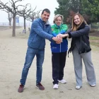 L’alcalde, Xavi Acosta, la regidora Susana Torra i la directora tècnica del FEDAC, Maribel Moncasí, a la zona esportiva local. - J.GÓMEZ