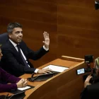 Mazón, assegut al seu escó a les Corts Valencianes. - EUROPA PRESS