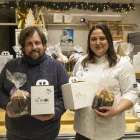 Josep Pujol i Iana Gruzinenko, ahir a la pastisseria El Rusc dels Alamús, amb els seus panettones. - JORDI ECHEVARRIA
