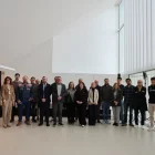 Xavi Palau (amb corbata), amb periodistes i membres del PP. - AMADO FORROLLA