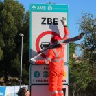 operaris instal·lant un senyal de la ZBE a l'Hospitalet en una imatge d'arxiu.