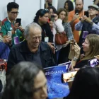 Expectació a l’arribar Joan Manuel Serrat a la fira literària. - EFE