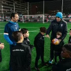 Álex Pena, a l’esquerra, atén les indicacions de Canalis.