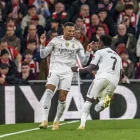 Mbappé celebra un dels dos gols que va marcar ahir a San Mamés. - EFE
