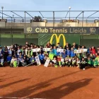 Foto de família de tots els participants a la festa de clausura de la Lliga McDonald’s celebrada a les pistes del Club Tennis Lleida.