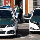 La Guàrdia Civil, davant del bloc on es va cometre el crim. - EFE