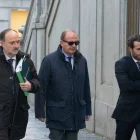 L’exdirectiu d’Acciona Justo Vicente Pelegrini (al centre) arriba als jutjats. - EUROPA PRESS