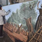 Ingrid Tost, pintant el mural que ocupa 34 metres de paret al centre del Cogul. - A.E.C.