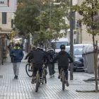 Un grup de ciclistes circulant ahir per una vorera al centre de la ciutat. - MARC CARBONELL