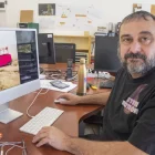 Xavi Brufau, amb la creació digital ‘Camuflatge rosa’ que s’exhibirà a l’exposició de Corea. - LAIA PEDRÓS