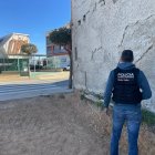 Un agent dels Mossos, al solar on es va trobar la bomba.