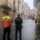 La policia local de Tàrrega ha tallat el carrer Urgell per seguretat.
