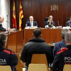 El condemnat per agredir sexualment una dona a Lleida, custodiat pels Mossos d'Esquadra durant el judici a l'Audiència de Lleida.