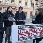 Membres de les organitzacions davant de la seu del Govern espanyol després de presentar la querella.