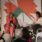 Carme Riera conversant amb Míriam Martínez. - ACN / ELI DON