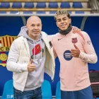 Iniesta va visitar ahir la plantilla i es va fotografiar amb Yamal. - FCB