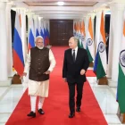 Xi Jinping i Emmanuel Macron davant dels guàrdies xinesos durant la visita del francès a Pequín. - EUROPA PRESS/KREMLIN