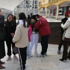 Diverses persones ploren durant l’homenatge al nen mort. - EFE