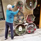 Fa setmanes que les anomenades ‘Les Tresines’ treballen en la decoració i tota la logística. - ELENA MEDINA