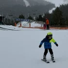 Un nen esquiant a la zona de debutants de Port Ainé. - ACN