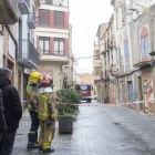 El regidor d’Urbanisme, tècnics municipals i serveis d’emergència al lloc ahir al migdia. - LAIA PEDRÓS