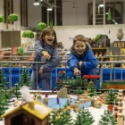 Primers visitants, ahir a l’exposició de Lleida Click, al Mercat del Pla. - PAU PASCUAL PRAT