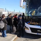 Viatgers van pujar a un autocar a Lleida que els va tornar al punt de partida al cap de poc de sortir. - AMADO FORROLLA