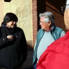 L’alcalde de Gósol, Rafel López, conversant amb veïns. - ACN