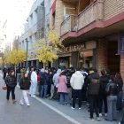 Centenars de joves van formar llargues cues ahir a la porta de l’hotel Zenit. - MARC CARBONELL