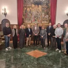 Larrosa, amb representants de les entitats empresarials i diversos edils després de firmar els convenis. - FIRMA