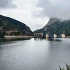 L’embassament d’Oliana es troba aigües amunt dels de Rialb, Utxesa i Riba-roja.