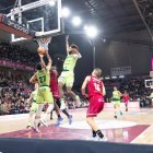 Melvin Ejim penetra a cistella en una de les accions del partits.