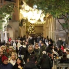 Gran afluència de persones ahir als carrers de l’Eix Comercial. - AMADO FORROLLA