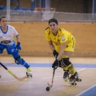 Dai Silva controla una bola davant la presència d’una jugadora del Corunya. - MANU BOUTUREIRA