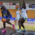 Nahan Niare, la més destacada del Cadí, intenta anotar davant de Vonleh. - AGUSTÍ PEÑA